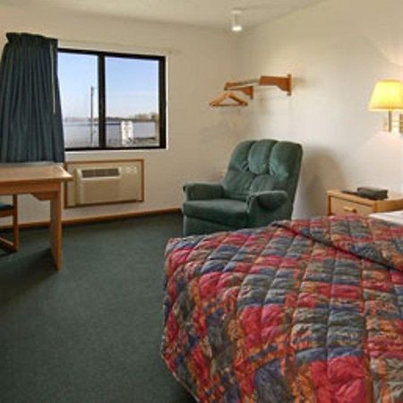 Super 8 Kingdom City Room photo