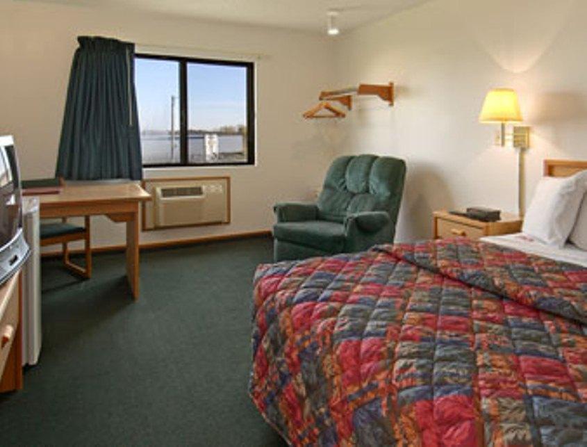 Super 8 Kingdom City Room photo