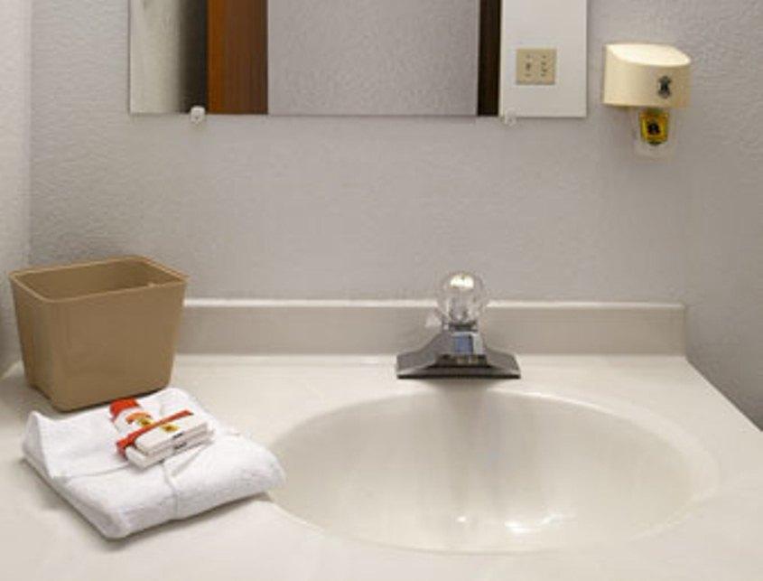 Super 8 Kingdom City Room photo